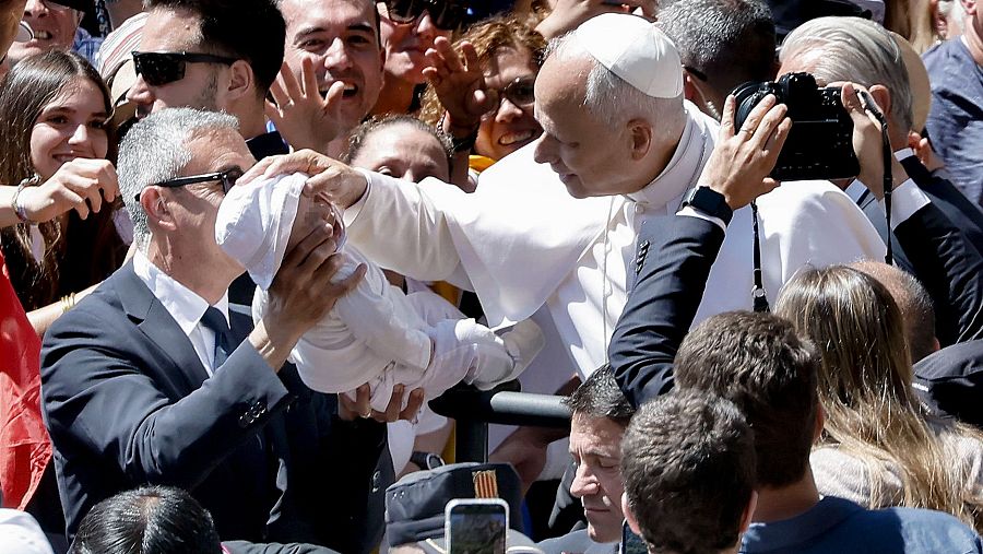El papa León XIV bendice a un bebé a su llegada a la Abadía de Nuestra Señora de Montserrat