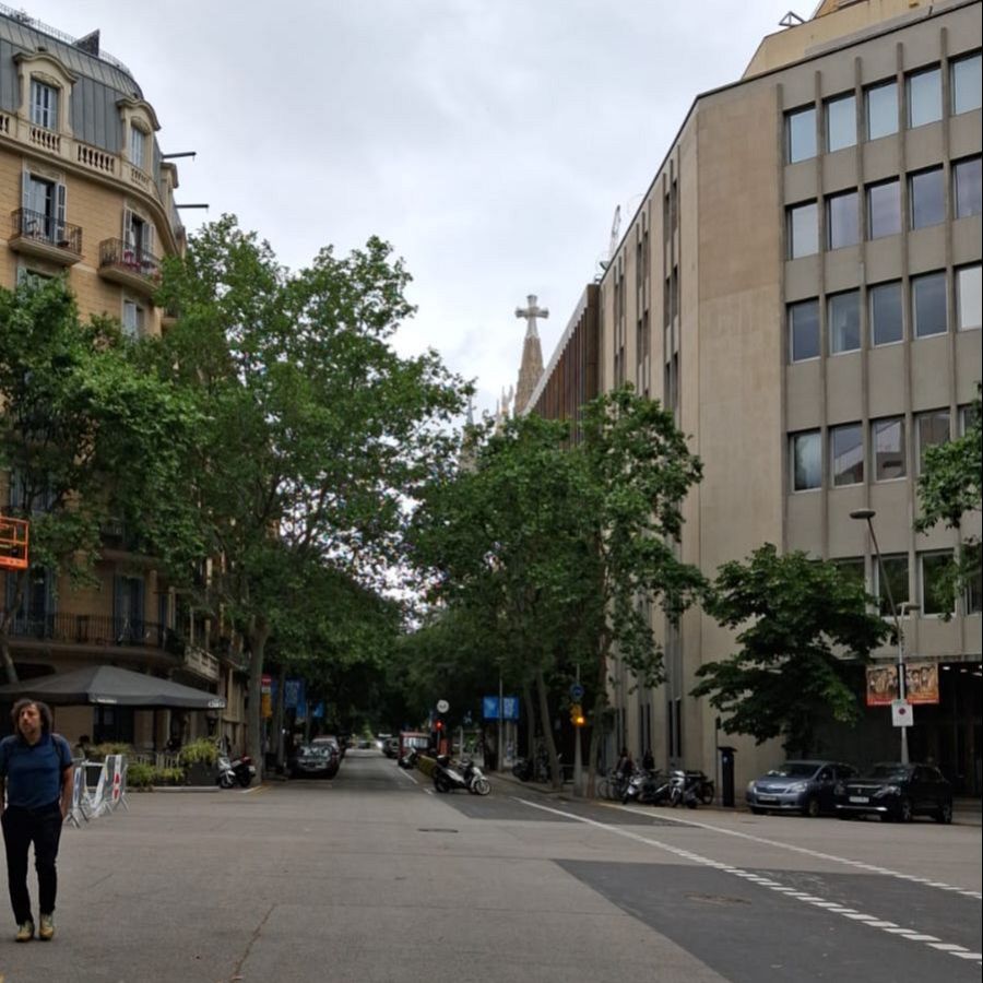 Las calles del barrio de Sagrada Familia llevan dos días cortadas al tráfico por motivos de seguridad relacionados con la visita del papa León XIV en una de las zonas más turísticas de Barcelona.