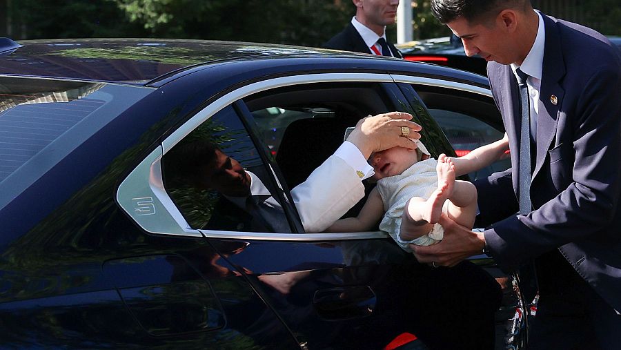 El Papa León XIV bendice a un bebé a su salida de la Nunciatura en su tercer día de visita en Madrid, a 8 de junio de 2026
