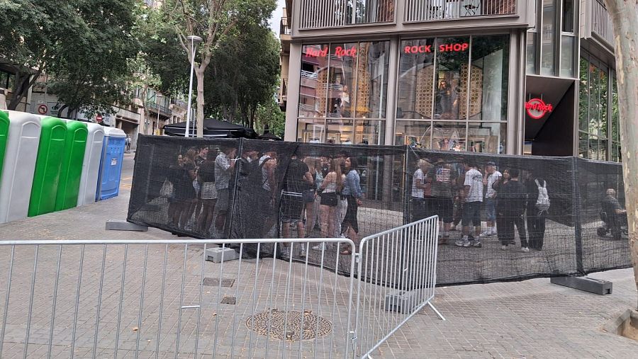 Un grupo de turistas desafía las vallas de seguridad colocadas para la visita del papa frente a la Sagrada Familia.