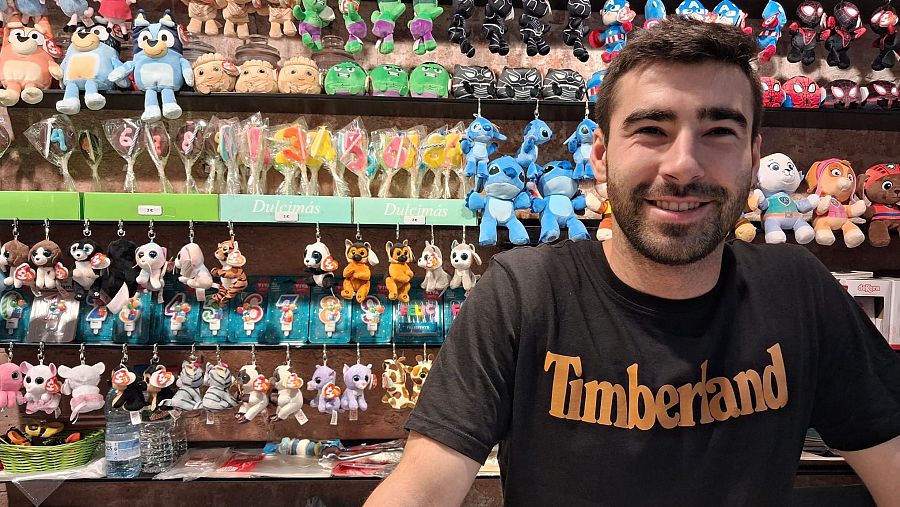 Pau Ruiz, propietario de la tienda de souvenirs Sweet Gaudí, ha sido testigo directo de esta transformación