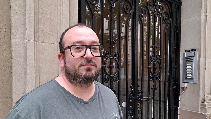 Iván García posa en el portal de su casa, en el barrio Sagrada Familia donde ha pasado toda su vida.