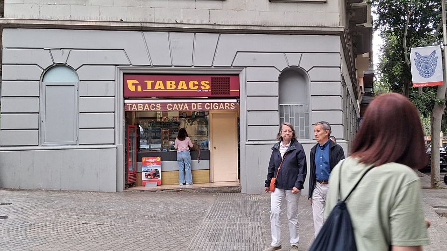 El estanco del barrio es uno de los pocos negocios tradicionales que continúa abierto.