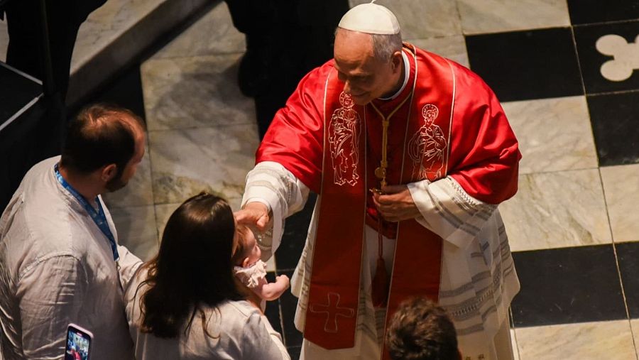 El Papa León XIV bendice a un bebé en la Abadía de Montserrat