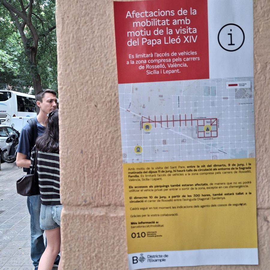 Cartel en un portal de vecinos anunciando los cambios en el barrio con motivo de la visita del papa.