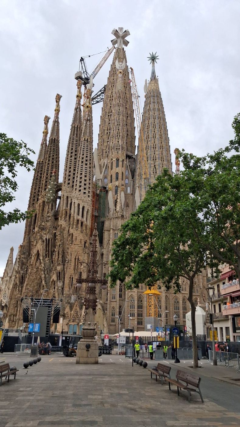 Barcelona alza la mirada para la bendición papal de la Torre de Jesús en la Sagrada Familia