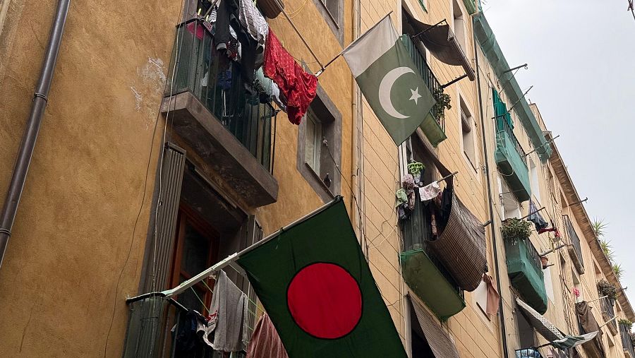 En el Raval no hay apenas imágenes del papa o banderas del Vaticano, pero sí estas de Pakistán y Bangladesh, dos de las comunidades más numerosas