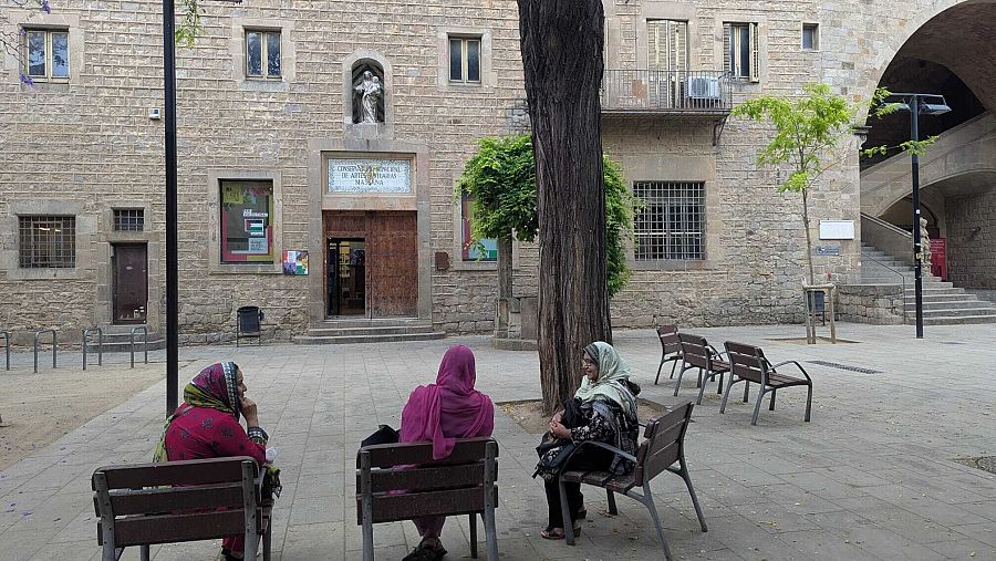 Varias mujeres frente a la sede de la asociación intercultural Diàlegs de Dona