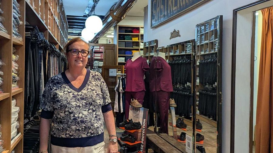 Alexia, propietaria de la tienda de uniformes Transwaal, abierta en el Raval desde 1888