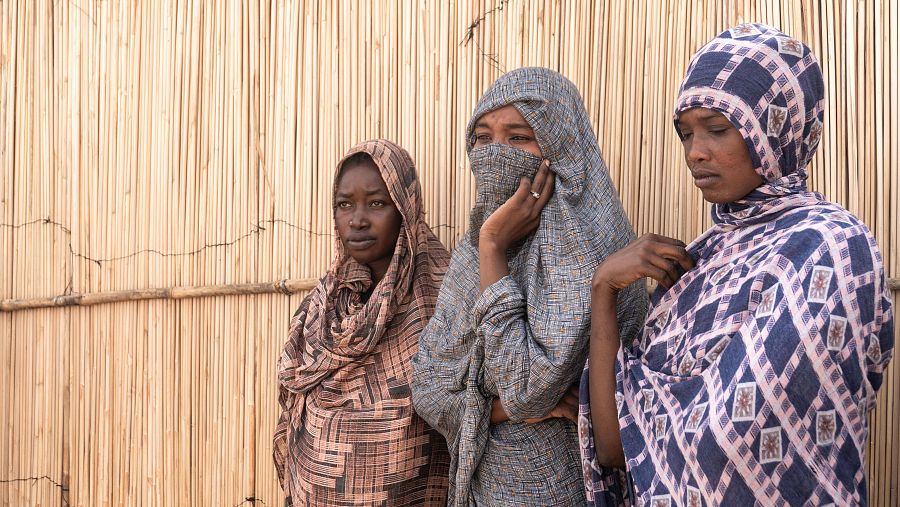 Mujeres desplazadas internamente reciben artículos no alimentarios tras su reciente llegada al estado del Nilo Blanco, tras haber huido de los ataques en Heglig y Babanusa, en Kordofán Occidental.
