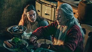 Michelle Jenner y Luisa Gavasa en una escena de El nido
