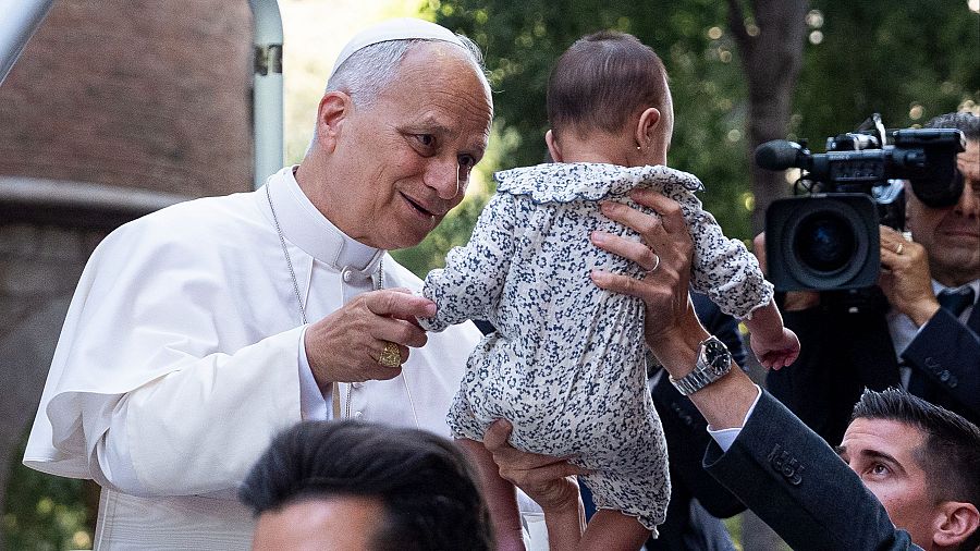 El papa León XIV bendice a un niño en su recorrido hacia la Sagrada Familia