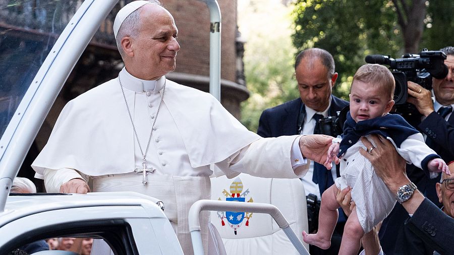 El papa León XIV bendice a un niño en su recorrido hacia la Sagrada Familia