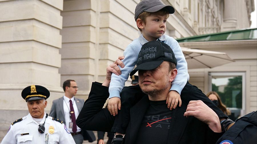Elon Musk y uno de sus hijos
