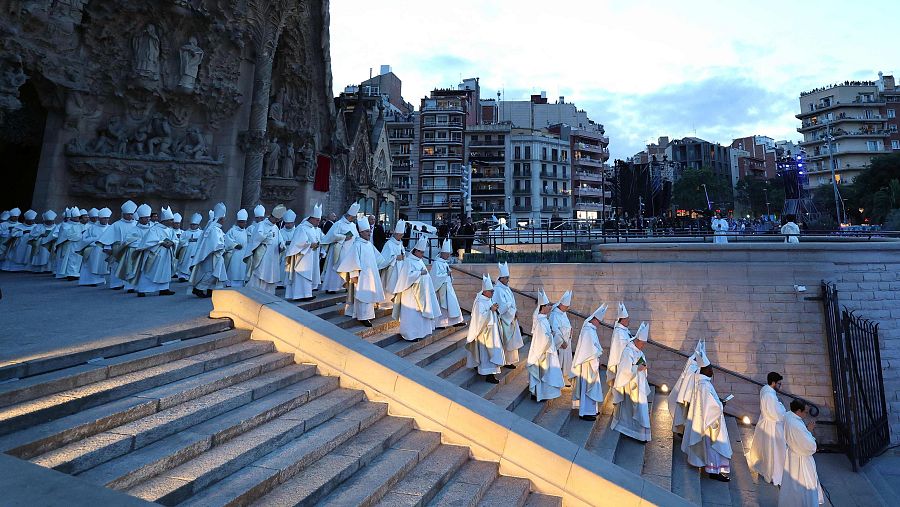Los obispos abandonan la basílica para presenciar la bendición e inauguración de la torre de Jesucristo.