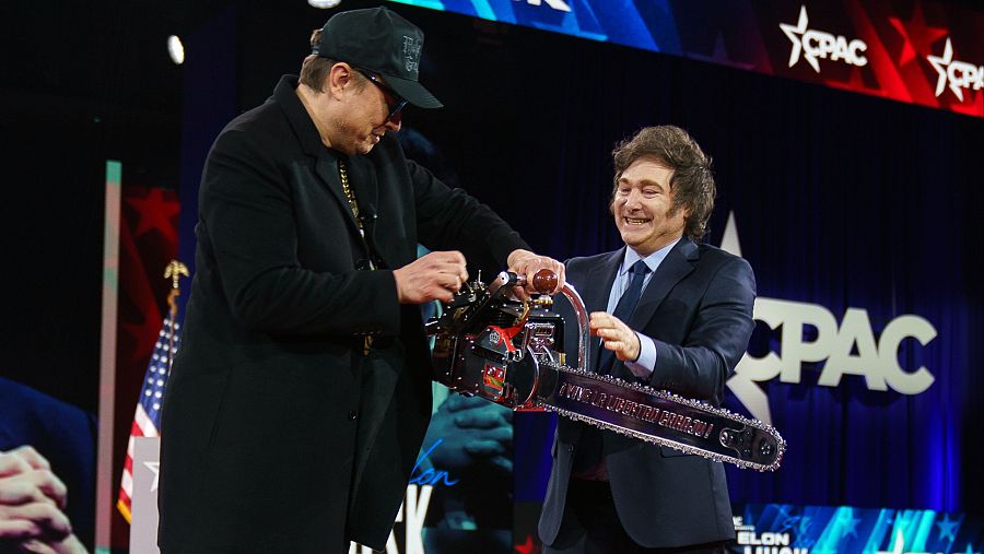 Javier Milei entrega una motosierra a Musk, símbolo de los recortes en Argentina y EE. UU.