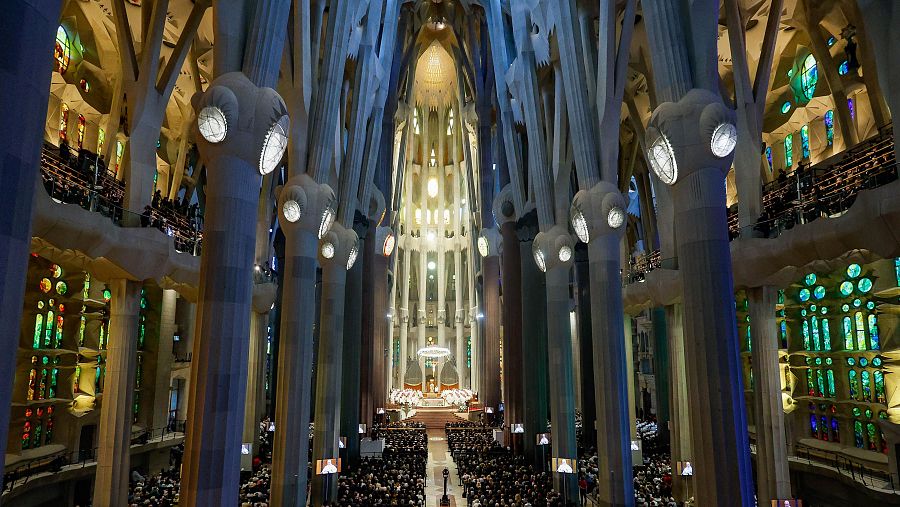 Interior de la basílica de la Sagrada Familia durante la misa presidida por el papa León XIV.