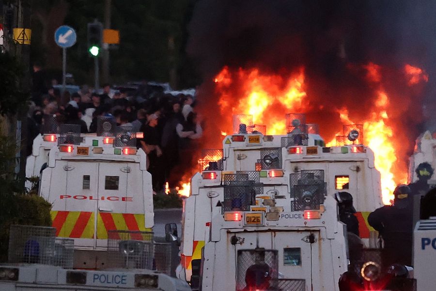 Neumáticos quemados en las calles en varios puntos de Belfast