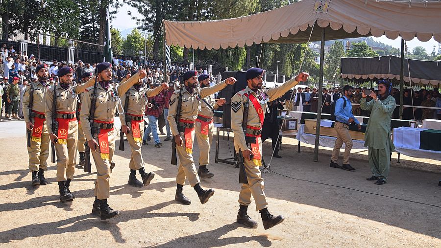 Soldados del ejército llegan para rendir honores militares a los fallecidos en el accidente de helicóptero del miércoles, durante una oración fúnebre, en Muzaffarabad, capital de la Cachemira administrada por Pakistán, el jueves 11 de junio de 2026.