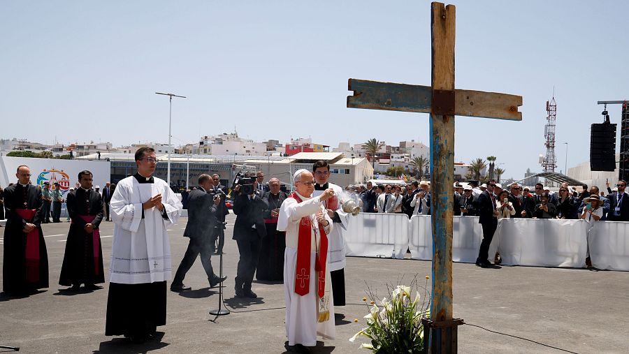 El papa bendice una cruz fabricada con madera de cayucos en el puerto de Arguineguín