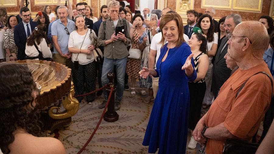 La presidenta del Congreso de los Diputados, Francina Armengol, ejerce de anfitriona durante la Jornada de Puertas Abiertas en el Congreso de los Diputados