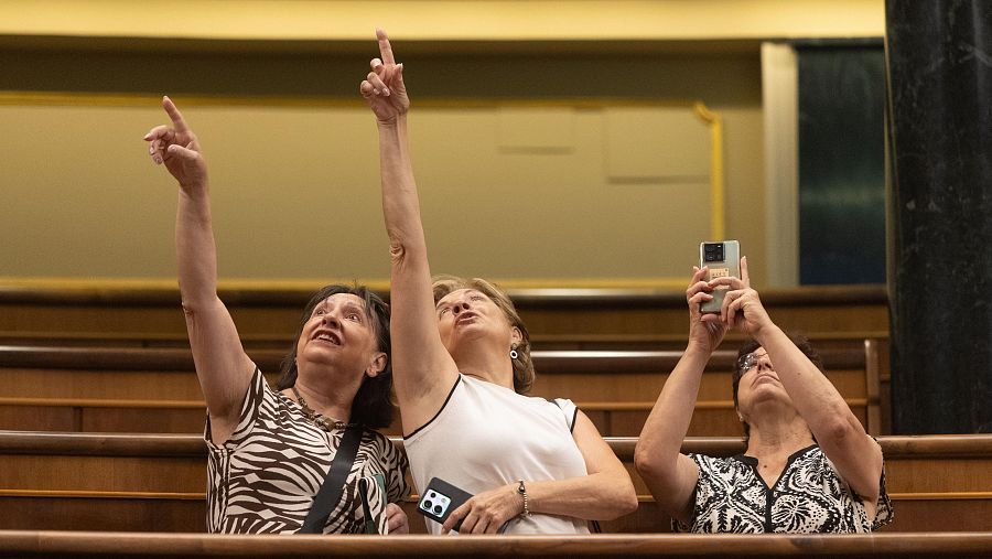 Tres visitantes contemplan el techo del Congreso de los Diputados, durante la Jornada de Puertas Abiertas