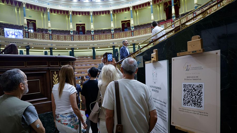 Ciudadanos acceden al hemiciclo durante las Jornadas de Puertas Abiertas del Congreso de los Diputados