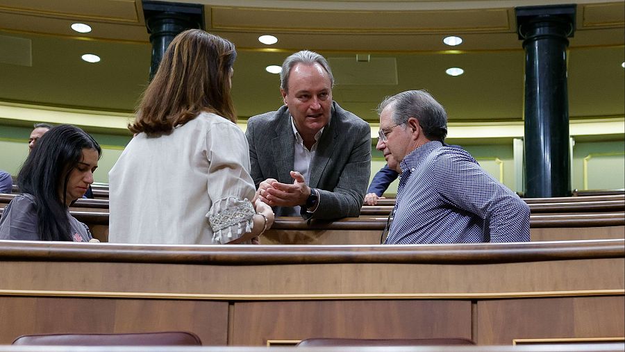 El diputado popular Alberto Fabra conversa con visitantes del Congreso durante las jornadas de puertas abiertas