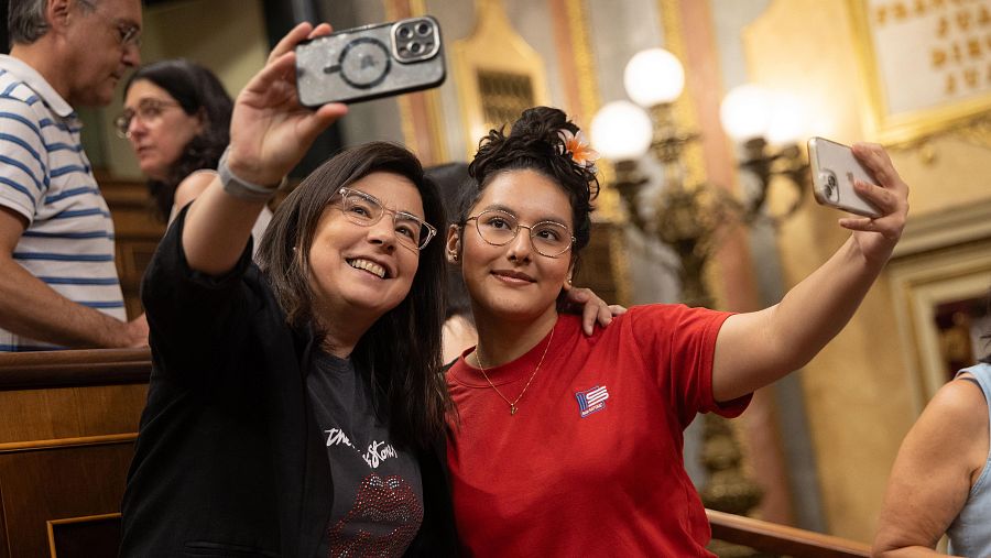 Ana Vázquez (PP) se toma un selfie con una visitante de la Cámara en estas jornadas de puertas abiertas