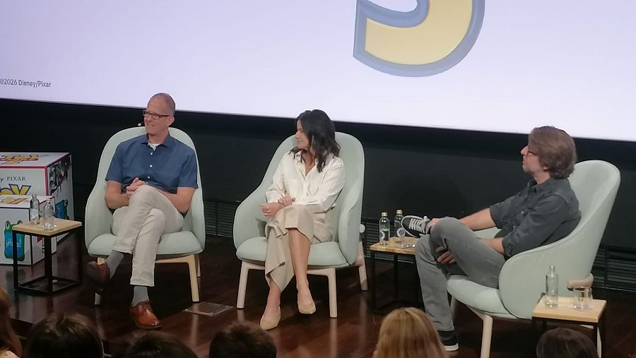 Pete Docter, Lindsey Collins y Raúl García en una charla en Madrid por el 30 aniversario de 'Toy Story'. En la pantalla se lee '©2026 Disney/Pixar' y un gran número '3'.