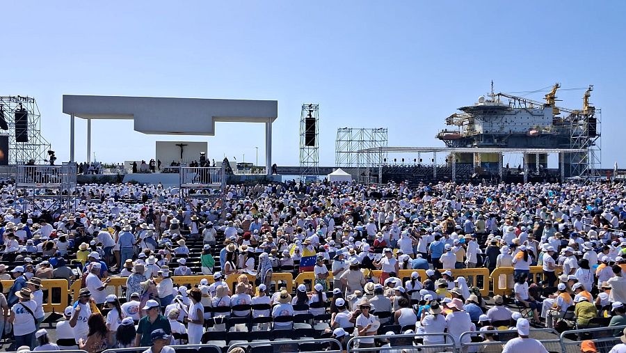Más de 50.000 personas esperan en el puerto de Santa Cruz el inicio de la misa