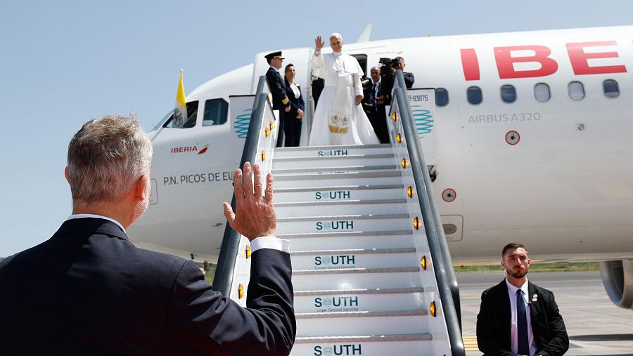 El rey despide al papa León XIV en el aeropuerto de Tenerife