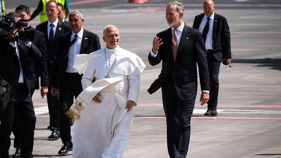 El rey y el papa León XIV caminan juntos en el aeropuerto de Los Rodeos, en Tenerife