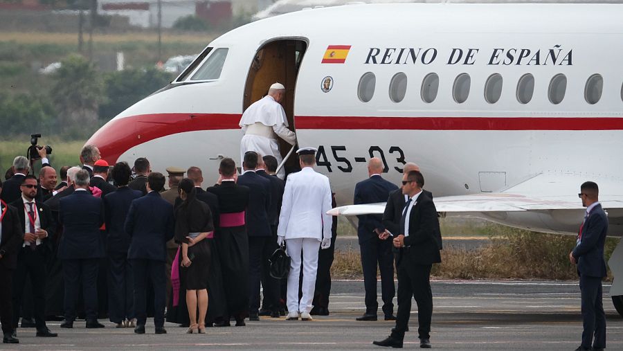 El papa sube al Falcon cedido por el rey