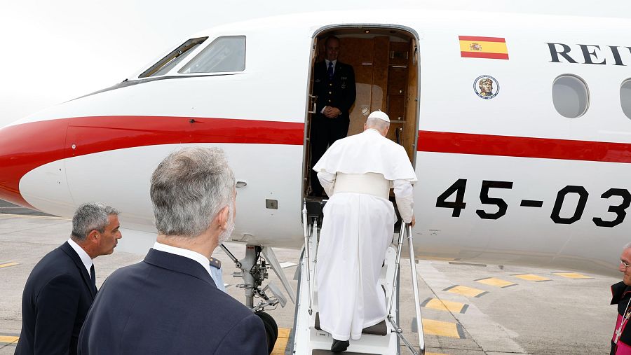 El papa deja España en el avión del rey Felipe VI tras una avería detectada en el de Iberia que le iba a llevar a Roma desde el aeropuerto tinerfeño de Los Rodeos.