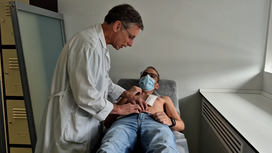 El doctor Jorge Calvo, cirujano del Hospital 12 de Octubre y el paciente al que se le ha realizado el trasplante, Juan Jesús.