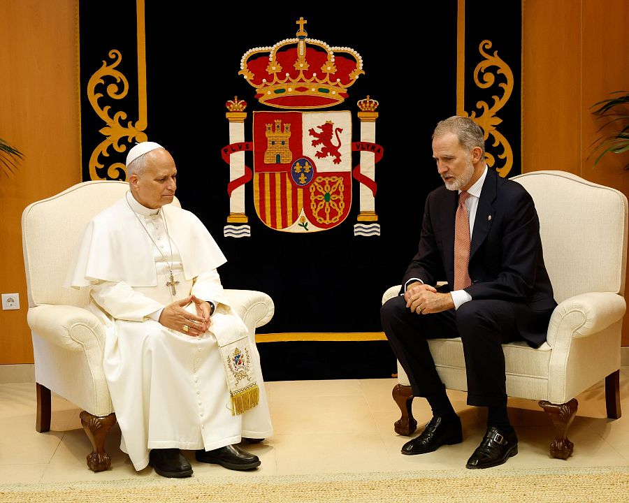Felipe VI y el papa León XIV conversan poco antes del final de viaje a España del pontifice.