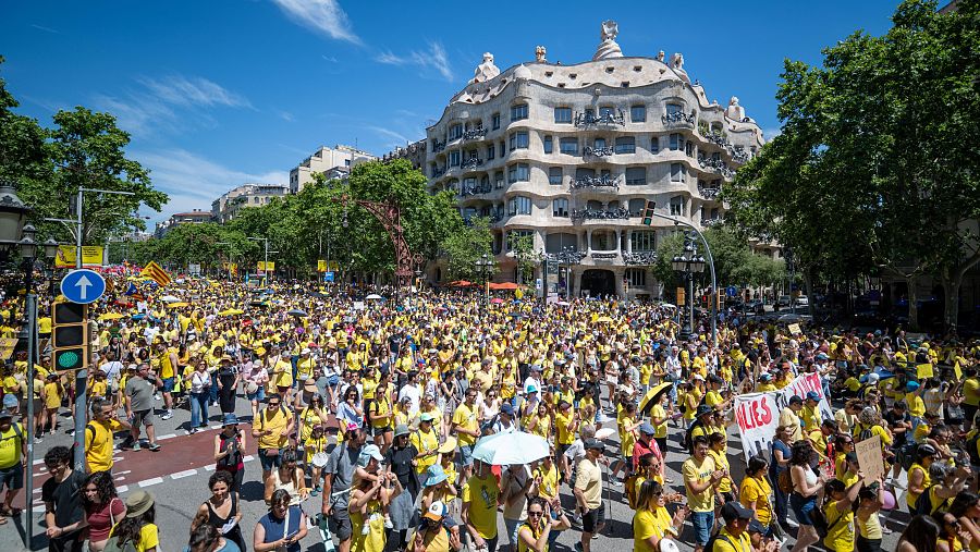 Milers de persones passen per davant de la Pedrera en la manifestació que recorre el Passeig de Gràcia sota el lema 'Aturem l'emergència social i educativa'