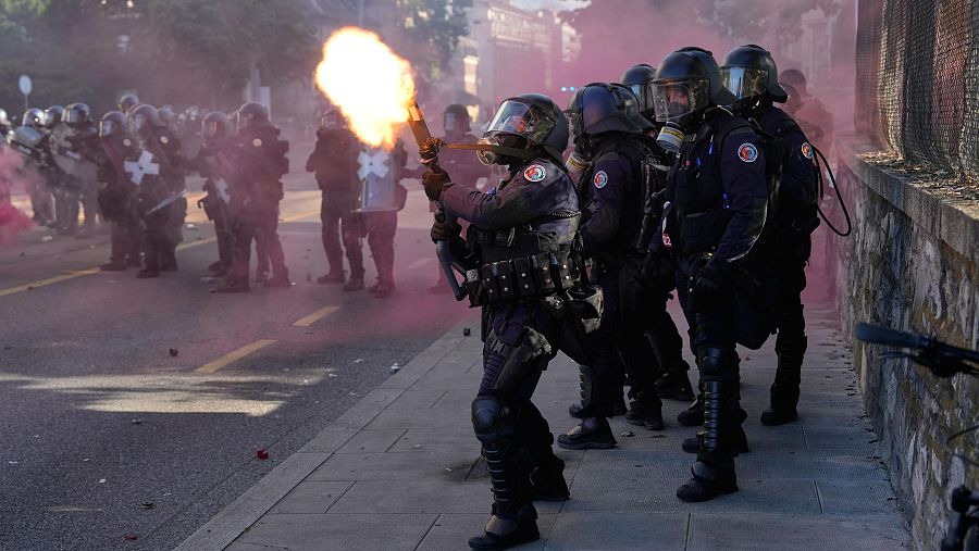 La Policía dispara gas lacrimógeno hacia los manifestantes