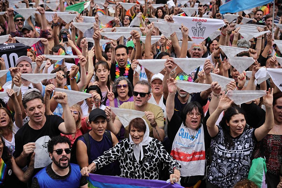 Taty Almeida, miembro de Madres de Plaza de Mayo (en primer plano a la izquierda)