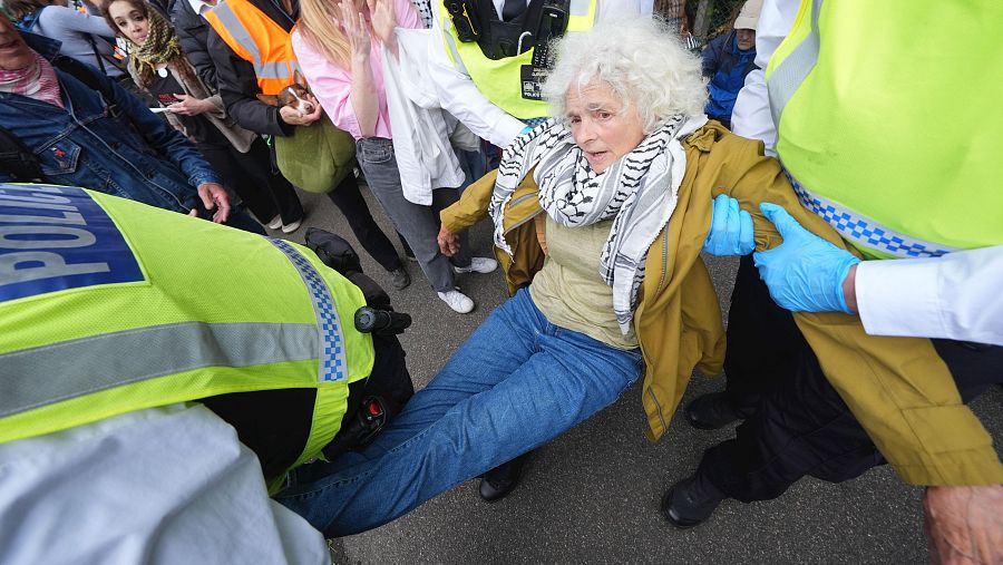 La policía detiene a manifestantes en Reino Unido durante una audiencia en la que activistas de Palestine Action serán sentenciados por allanamiento de la sede de la empresa israelí  de defensa Elbit Systems