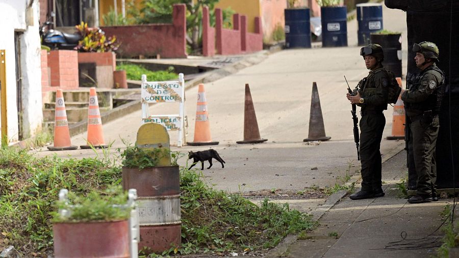 Policías vigilan una estación la localidad de Robles, en medio de una crisis de seguridad en el país.