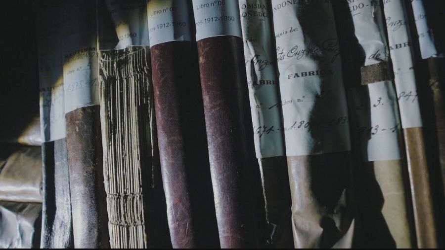 Durante meses, grupos de hasta ocho agentes entraban sigilosamente en el archivo diocesano de Mondoñedo, en Lugo.