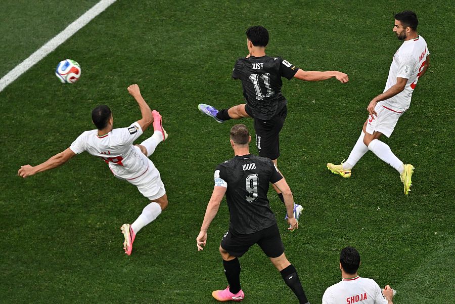 Elijah Just marca el primer gol del partido ante Irán