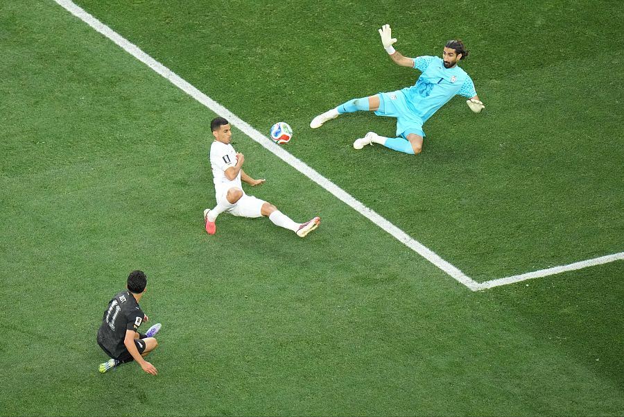 Elijah Just anota su segundo gol contra Irán