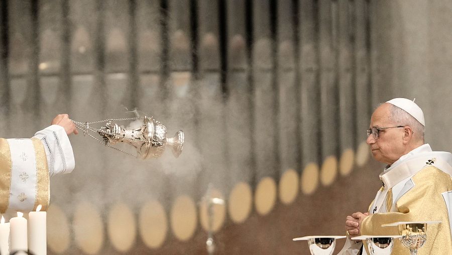 El papa León XIV es incensado por el turiferario durante la misa en la basílica de la Sagrada Familia de Barcelona el pasado 10 de junio.