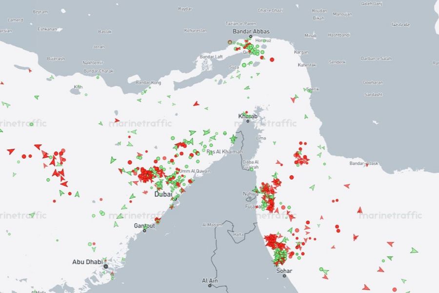 Petroleros y cargueros en el estrecho de Ormuz el 16 de junio de 2026