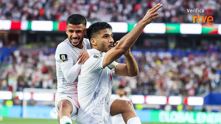 Mohammad Mohebbi celebra el 2-2 de Irán con el gesto que se asemeja a un disparo