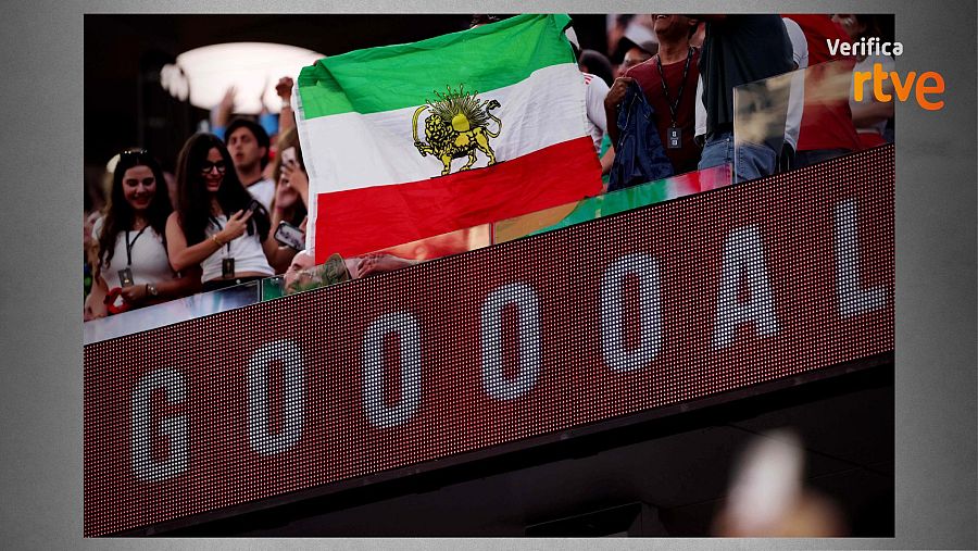 Los aficionados sostienen una bandera iraní de la monarquía persa el 15 de junio durante el partido Irán-Nueva Zelanda