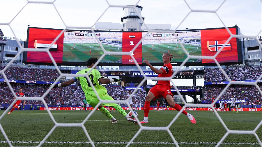 Portera de Irak (Jamal, 12) y Ada Hegerberg de Noruega (9) en acción. Marcador 1-1, tiempo 42:20, 